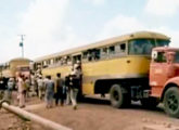 Dois reboques papa-filas Cermava da Construtora Camargo Corrêa, na imagem transportando operários na construção da usina hidrelétrica de Tucuruí, no final dos anos 70; construídos sobre chassi Fruehauf e com capacidade para 238 passageiros, faziam parte de uma série fornecida para a empresa no início da década (fonte: Tarcísio Borges Teixeira / abcdoabc).