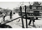 Cermava-LPO trafegando pelo bairro de Mangueira, Rio de Janeiro (RJ), em abril de 1967 (fonte: Marcelo Prazs / Arquivo Nacional).