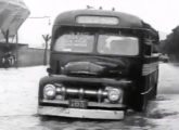 Cermava-Ford 1951-52 atravessando inundação diante do estádio do Maracanã, no Rio de Janeiro (RJ), em março de 1954 (fonte: Arquivo Nacional / classicalbuses).