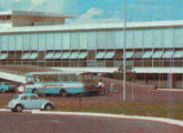 Cermava-OF diante do Aeroporto Internacional de Brasília (DF), em detalhe de cartão postal do final da década de 70.