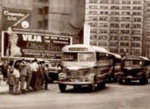 Dois lotações austríacos Steyr circulando no Centro do Rio de Janeiro (RJ) em maio de 1955: à esquerda, da Auto Viação Campos, com Carroceria Cermava, e ao fundo um Metropolitana (fonte: Marcelo Prazs / Arquivo Nacional). 