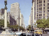 Provavelmente com carroceria Cermava, este lotação Mercedes-Benz circula pela praça Mauá, no Rio de Janeiro (RJ), em 1955 (fonte: Reinaldo Martins Martins / Zona Sul Rio-Antigamente).