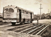 Ônibus semelhante, pertencenta à extinta Viação Rezende, circulando no subúrbio carioca de Higienópolis em agosto de 1960 (fonte: Arquivo Nacional / ciadeonibus).