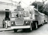 A linha 106 (a mesma da imagem anterior) era operada pela ETAL - Empresa de Transportes Alvorada; a foto mostra o momento da inauguração do serviço de papa-filas da operadora, em 1956 (fonte: portal memoria7311).