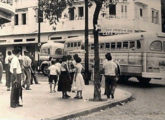 Manobrando, o novo papa-fila da Lins-Urca virou atração pública (fonte: Marcelo Prazs / ciadeonibus).