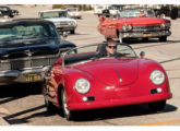 Réplica Chamonix, em 2019 estrelando o filme "Ford vs Ferrari", com Matt Demon (ao volante), representando Carroll Shelby (foto: 20th Century Fox / autoentusiastas).