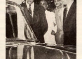 O presidente Kubitchek aprecia o Chemuziz (foto: Automóveis & Acessórios).
