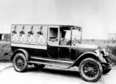 Furgão Chevrolet de 1927; note os quatro "mata-mosquitos" ilustrando as laterais, acima da frase "Aliste-se no Exército da Saúde" (fonte AutoData).
