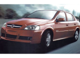 O Astra hatch cinco-portas chegou em 2002, junto com o novo estilo frontal dos demais modelos. 