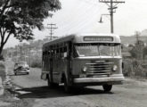 Ônibus Chevrolet atendendo a linha intermunicipal na região metropolitana do Rio de Janeiro em 1956 (fonte: Arquivo Nacional).