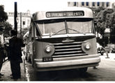 Novíssimo coach Chevrolet, em meados dos anos 50 estreando no transporte urbano da antiga Capital Federal (fonte: Arquivo Nacional).