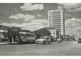 Ônibus Chevrolet fotografado no ponto central da Praça Barão de Guaraúna, em Ponta Grossa (PR) (fonte: Ivonaldo Holanda de Almeida / onibusbrasil).