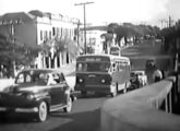 Um ônibus urbano Chevrolet acessa viaduto sobre a ferrovia, em Campinas (SP), nos anos 50 (fonte: Ivonaldo Holanda de Almeida). 