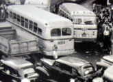 A seguir, ônibus Chevrolet em três cenas de rua no Rio de Janeiro dos anos 50: num congestionamento no centro da cidade... (fonte: portal rionibusantigo).