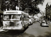 ... um carro da Transportes Mosa parado em seu ponto final na rua do Passeio, em 1958, à frente de um lotação Cermava... (fonte: Arquivo Geral da Cidade do Rio de Janeiro / classicalbuses).