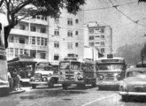 ... e a disputa entre ônibus, lotações e bonde na avenida Visconde de Pirajá, Ipanema, em 1959 (fonte: Bruna Presmic / Zona Sul - Rio Antigamente). 