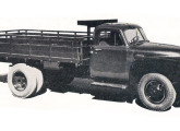 Caminhão Chevrolet 6400: em 1954 sua cabine com para-brisas bipartido já era totalmente nacional.