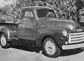 Picape GMC de 1954, já dotada de cabine e caçamba produzidas no país (fonte: Automóveis & Acessórios).