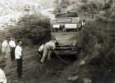 Ônibus Chevrolet 1954 com carroceria GM enfrentando os rústicos caminhos do interior paranaense de então.