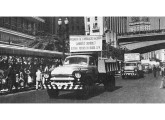 Chevrolet 6503 participando do desfile de primeiro de maio de 1957 em São Paulo.