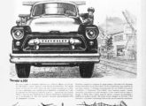 Propaganda de julho de 1957 dando conta do alcance da primeira meta dos planos de nacionalização aprovados pelo GEIA; no rodapé, o anúncio informa sobre o andamento da construção da "1a fábrica de caminhões GM da América Latina".
