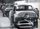 Acompanhando algumas fases de construção do caminhão Chevrolet 6503 na fábrica brasileira da GM, em 1956: na finalização da cabine, ... (fonte: Automóveis & Acessórios).