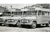 Duas gerações Chevrolet na frota da Viação Águia Branca, de Cariacica (ES): à frente, dois modelos de 1957 com carroceria GM; ao fundo, o primeiro Chevrolet brasileiro encarroçado pela Carbrasa (fonte: Água Branca).