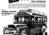 Propaganda de 1956 divulgando os ônibus Chevrolet com carrocerias nacionais convencionais; a partir de então a GM não mais fabricaria ônibus com motor integrado ao salão (fonte: Jorge A. Ferreira Jr.).