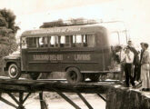 Ônibus Chevrolet 1956 do Expresso J. Alves de Paula, no início da década de 60 atendendo à ligação entre São João del-Rei e Lavras (MG) (fonte: Museu Regional de São João del-Rei).