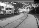 Chevrolet 1956 no entorno de Belo Horizonte (MG), em 1958, em fotograma do cinejornal "Caminhos de Brasília", sobre a construção da rodovia BR-3, em direção à futura Capital Federal (fonte: Ivonaldo Holanda de Almeida / Arquivo Nacional).