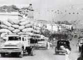 Chevrolet nacional supercarregado transita pela avenida central de Assaí (PR) no final dos anos 50 (fonte: Luís Piornedo).