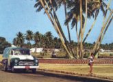 Picape Chevrolet com capota de lona sobre a caçamba em detalhe de cartão postal da Praia dos Sete Coqueiros, em Maceió (AL).
