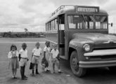 Chevrolet Brasil atuando no transporte escolar, no início da década de 60, durante a construção de Brasília (fonte: portal Museu do Ônibus Antigo).
