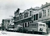 Cena urbana de Divinópolis (MG) no início dos anos 60: estacionados à direita, três ônibus Chevrolet, dois sobre chassis nacionais e o terceiro, ao fundo, sobre modelo importado de 1956 (fonte: Ivonaldo Holanda de Almeida).