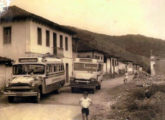 Dois lotações Chevrolet circulando em Marliéria (MG), nos anos 60, outro Gevasco, à esquerda, e um com carroceria original de fábrica (fonte: Joase Batista da Silva / onibusbrasil).