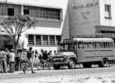 Ônibus Chevrolet 1956 estacionado diante do restaurante popular do SAPS, em Juiz de Fora (MG), no final da década de 50 (fonte: portal mauricioresgatandoopassado).