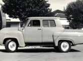 Chevrolet Alvorada 1963: note o avanço do teto sobre o para-brisa, com função de para-sol, a partir de 1963 comum a toda a linha (fonte: Jorge A. Ferreira Jr.).