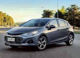 Grade e para-choque dianteiro novos no hatch Cruze Sport6 Premier 2021.