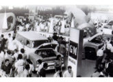 O movimentado stand da GM no Salão do Automóvel de 1962.