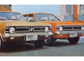 A nova frente do Opala para 1971; aqui os modelos De Luxo (à esquerda) e Especial (foto: Autoesporte).