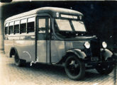 Ônibus Chevrolet 1934 - o primeiro a receber carrocerias GM nacionais; o veículo operava em Porto Alegre (RS) (fonte: Régulo Franquine Ferrari / Arquivo Público Municipal de Novo Hamburgo). 