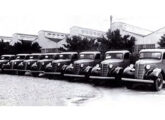 Nesta foto, uma série de caminhões Chevrolet Tigre 1937 montados localmente.