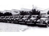Nesta foto, uma série de caminhões Chevrolet Gigante 1938 montados localmente.