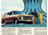 Veraneio 1971 posando diante da Catedral de Brasília na série "Descubra o Brasil num Veraneio".