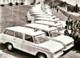 Registro da cerimônia de entrega de frota de ambulâncias Veraneio ao Governo do Estado de São Paulo (fonte: MIAU - Museu da Imprensa Automotiva).