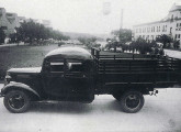 Caminhão Chevrolet 1938 de 1,5 t com inédita cabine dupla - provavelmente construída em exemplar único - diante da fábrica GM de São Caetano (fonte: Paulo Ferreira Vidal).