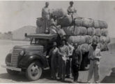Um caminhão Chevrolet com cabine artesanal, na década de 40 transportando fardos de algodão no Nordeste brasileiro (fonte: Ivonaldo Holanda de Almeida).