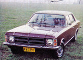 Também o Opala recebeu nova grade em 1978; o modelo da imagem é o Comodoro de quatro portas.