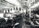 A linha de montagem de automóveis em 1939.
