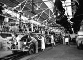 Linha de montagem de São Caetano do Sul em 1939; em linha, automóveis Chevrolet Master sedã de quatro portas (fonte: site carrosantigos).